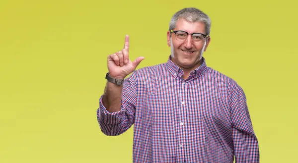 Hombre Mayor Guapo Con Gafas Sobre Fondo Aislado Apuntando Con — Foto de Stock