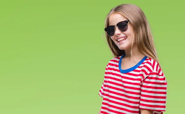 Joven Chica Hermosa Con Gafas Sol Sobre Fondo Aislado Mirando —  Fotos de Stock