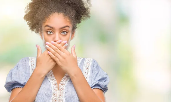 Mujer Afroamericana Joven Sobre Fondo Aislado Impactó Cubriendo Boca Con — Foto de Stock