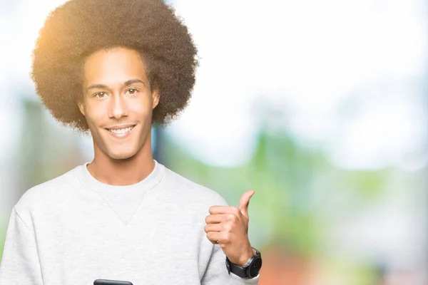 Unga Afroamerikanska Man Med Afro Hår Med Smartphone Som Nöjd — Stockfoto