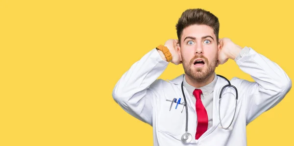 Ung Snygg Läkare Man Bär Medicinsk Coat Crazy Och Skrämde — Stockfoto