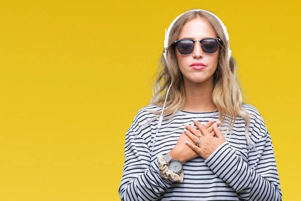 Hermosa Mujer Rubia Joven Con Auriculares Gafas Sol Sobre Fondo —  Fotos de Stock