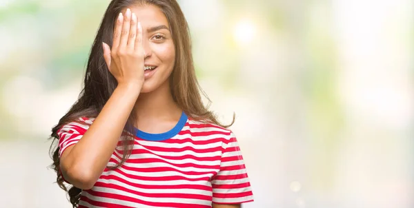 Joven Mujer Árabe Hermosa Sobre Fondo Aislado Que Cubre Ojo —  Fotos de Stock