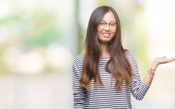 Jovem Mulher Asiática Vestindo Óculos Sobre Fundo Isolado Sorrindo Alegre — Fotografia de Stock
