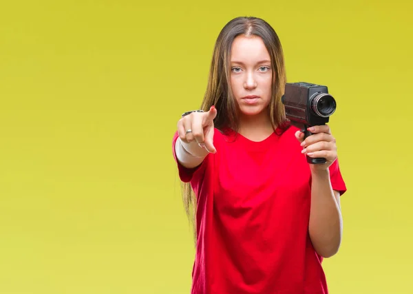 Young Beautiful Caucasian Woman Filming Using Vintage Video Camera Isolated — Stock Photo, Image