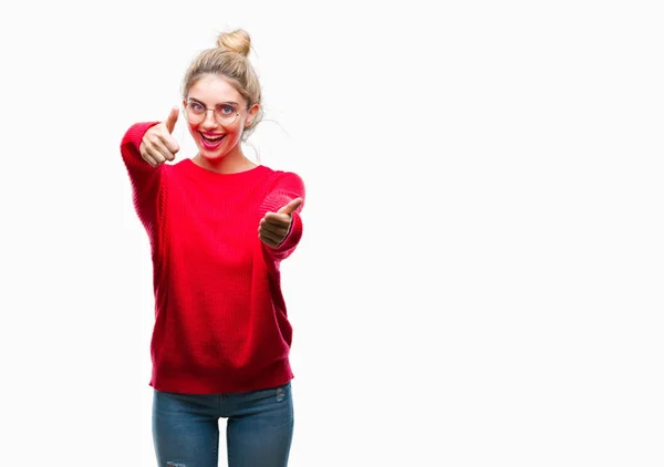 Joven Hermosa Mujer Rubia Con Suéter Rojo Gafas Sobre Fondo —  Fotos de Stock