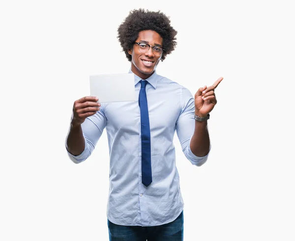 Afro Amerikansk Man Hålla Tomt Kort Över Isolerade Bakgrund Mycket — Stockfoto