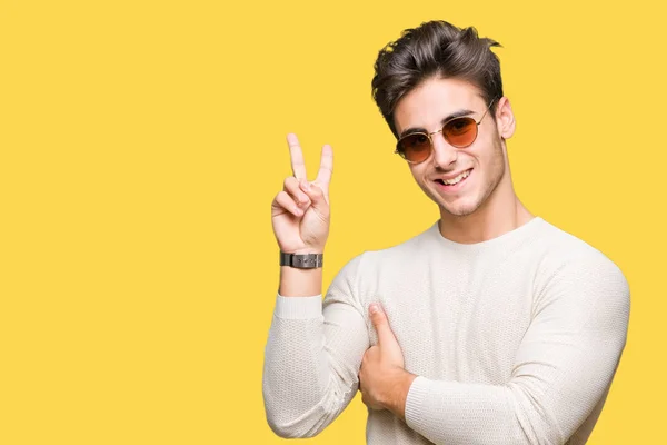 Joven Hombre Guapo Con Gafas Sol Sobre Fondo Aislado Sonriendo —  Fotos de Stock