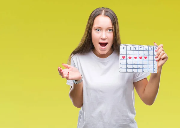 Joven Mujer Caucásica Sosteniendo Calendario Menstruación Sobre Fondo Aislado Asustada — Foto de Stock