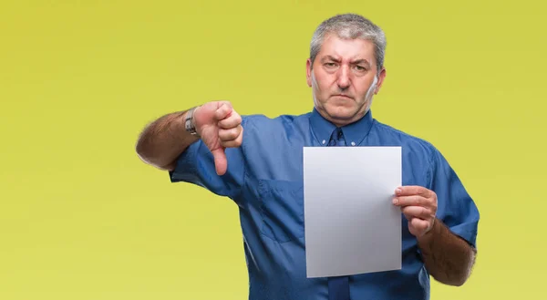 Bonito Homem Sênior Segurando Papel Folha Branco Sobre Fundo Isolado — Fotografia de Stock