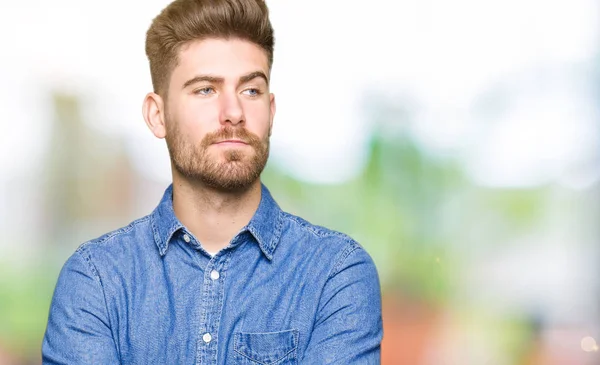 Jonge Knappe Blonde Man Dragen Casual Denim Shirt Glimlachend Uitziende — Stockfoto