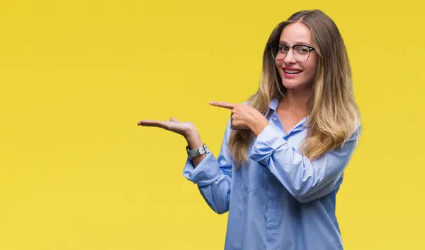 Jovem Mulher Negócios Loira Bonita Vestindo Óculos Sobre Fundo Isolado — Fotografia de Stock