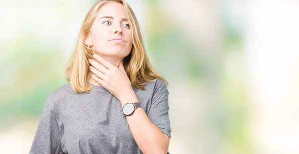 Belle Jeune Femme Portant Shirt Décontracté Surdimensionné Sur Fond Isolé — Photo