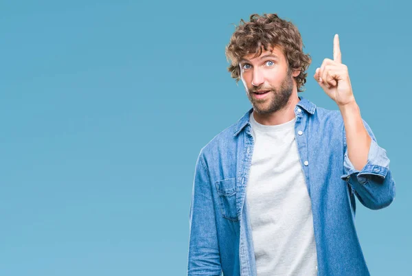 Pohledný Model Hispánský Muž Izolované Pozadí Ukazující Prst Úspěšným Myšlenkou — Stock fotografie