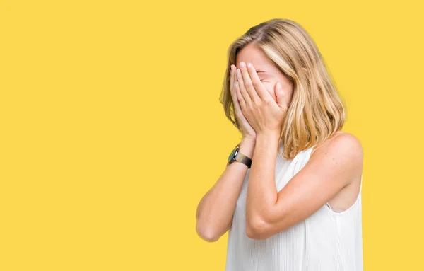 Mulher Bonita Elegante Sobre Fundo Isolado Com Expressão Triste Cobrindo — Fotografia de Stock