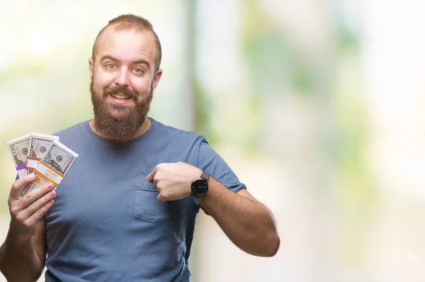 Junger Hipster Mann Mit Geldbündel Vor Isoliertem Hintergrund Und Überraschendem — Stockfoto