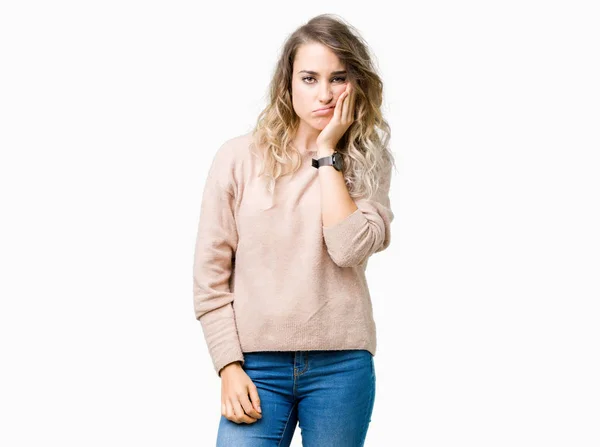 Vacker Ung Blond Kvinna Bär Sweatershirt Över Isolerade Bakgrund Tänkande — Stockfoto