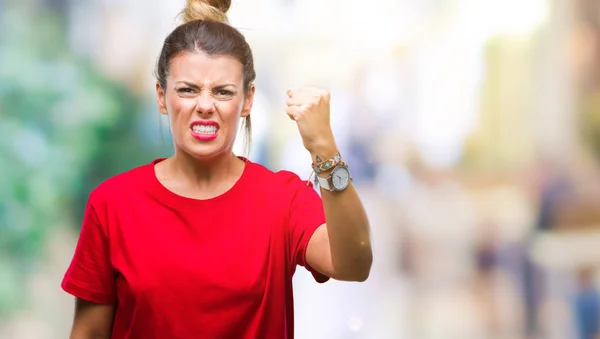 Joven Mujer Hermosa Sobre Fondo Aislado Enojado Loco Levantando Puño —  Fotos de Stock