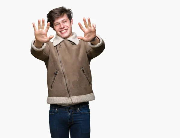 Joven Hombre Guapo Con Abrigo Invierno Sobre Fondo Aislado Mostrando — Foto de Stock