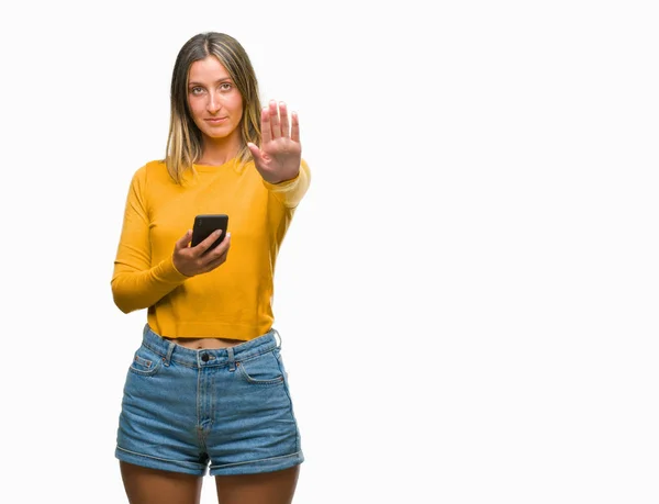 Mooie Jongedame Verzenden Bericht Smartphone Geïsoleerde Achtergrond Met Open Hand — Stockfoto