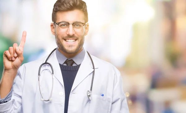 Genç Yakışıklı Doktor Adam Parmak Gülümseyen Süre Bir Numara Ile — Stok fotoğraf