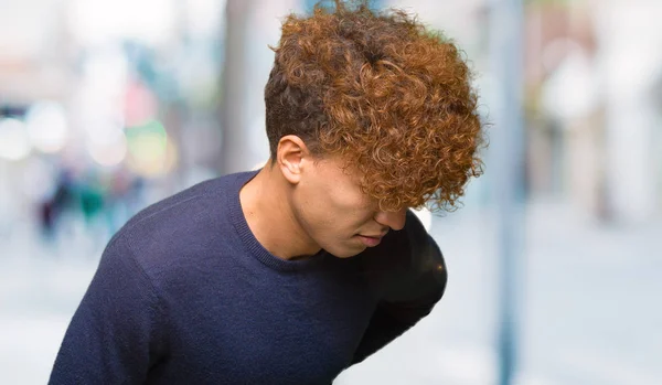 Jovem Homem Bonito Com Cabelo Afro Sofrendo Dor Nas Costas — Fotografia de Stock