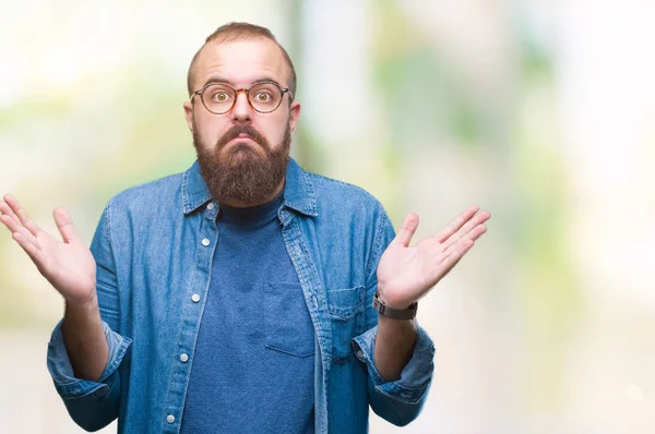 Unga Kaukasiska Hipster Mannen Bär Glasögon Över Isolerade Bakgrund Aningslös — Stockfoto