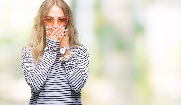 Schöne Junge Blonde Frau Mit Sonnenbrille Über Isoliertem Hintergrund Schockiert — Stockfoto