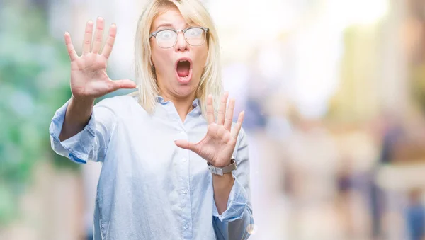 Giovane Bella Donna Affari Bionda Indossa Occhiali Sfondo Isolato Spaventato — Foto Stock