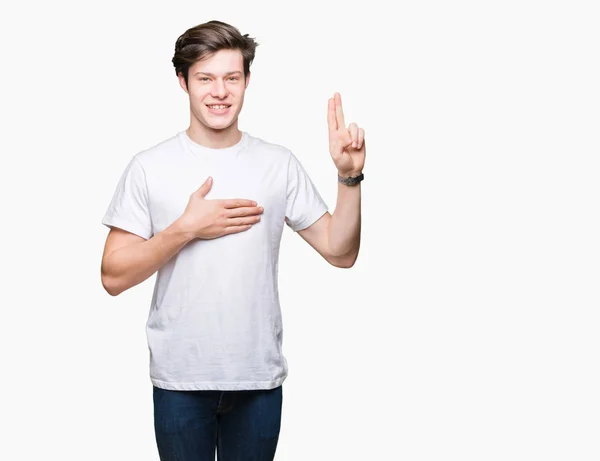 Jovem Bonitão Vestindo Camiseta Branca Casual Sobre Fundo Isolado Jurando — Fotografia de Stock