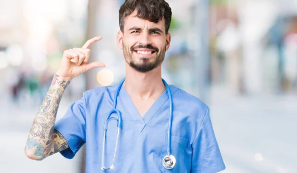 Jonge Knappe Verpleegkundige Man Chirurg Uniform Dragen Geïsoleerde Achtergrond Glimlachend — Stockfoto