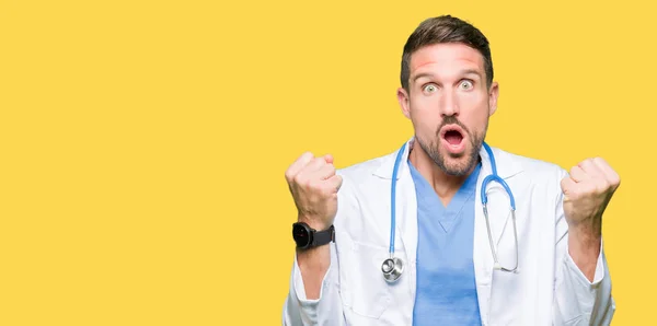 Hombre Guapo Doctor Vistiendo Uniforme Médico Sobre Fondo Aislado Celebrando — Foto de Stock