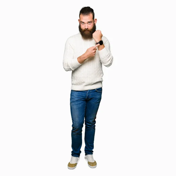 Człowiek Młody Hipster Swetrze Zima Pośpiechu Wskazując Oglądać Czas Niecierpliwość — Zdjęcie stockowe