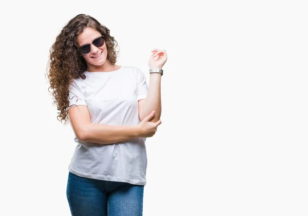 Schöne Brünette Lockige Haare Junges Mädchen Trägt Sonnenbrille Über Isoliertem — Stockfoto