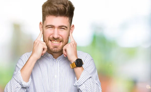 Ung Stilig Man Täcker Öronen Med Fingrar Med Irriterad Uttryck — Stockfoto
