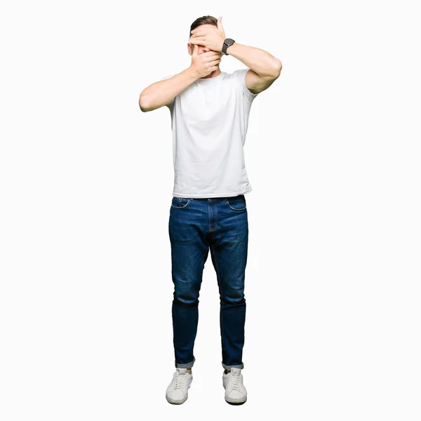 Hombre Guapo Con Camiseta Blanca Casual Cubriendo Los Ojos Boca — Foto de Stock