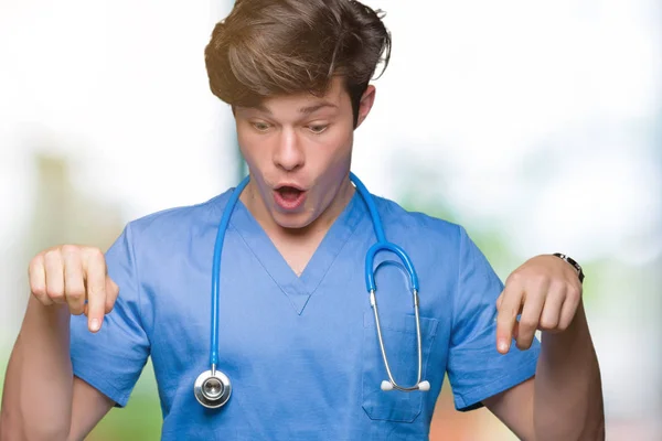 Jovem Médico Vestindo Uniforme Médico Sobre Fundo Isolado Apontando Para — Fotografia de Stock