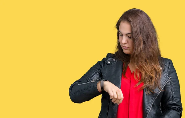 Schöne Size Junge Frau Die Eine Modische Lederjacke Über Isoliertem — Stockfoto