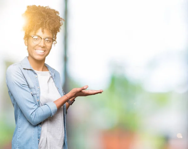 Mooie Jonge African American Vrouw Het Dragen Van Bril Geïsoleerd — Stockfoto