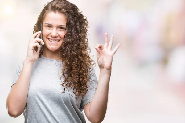 Giovane Ragazza Bruna Che Parla Smartphone Sfondo Isolato Facendo Segno — Foto Stock