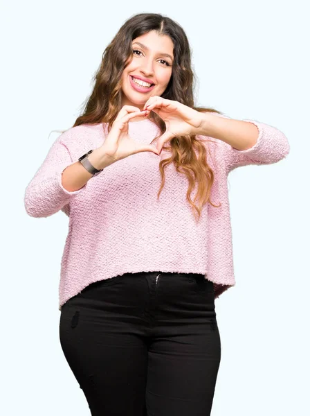 Jovem Mulher Bonita Vestindo Suéter Rosa Sorrindo Amor Mostrando Símbolo — Fotografia de Stock