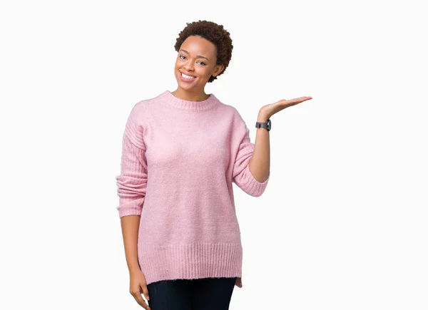 Linda Jovem Afro Americana Sobre Fundo Isolado Sorrindo Alegre Apresentando — Fotografia de Stock