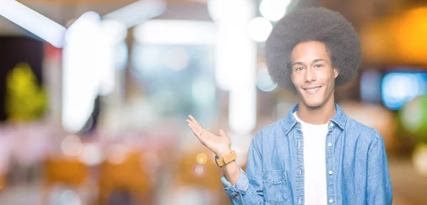 Mladý Americký Muž Afro Vlasy Úsměvem Veselá Prezentaci Polohovací Dlaň — Stock fotografie