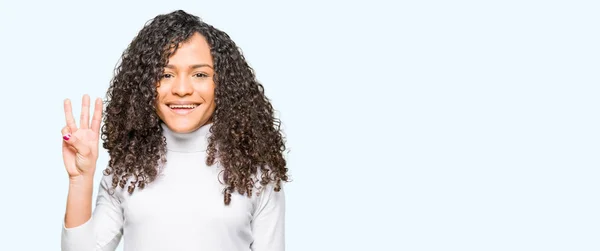 Joven Hermosa Mujer Con Pelo Rizado Con Cuello Alto Suéter — Foto de Stock