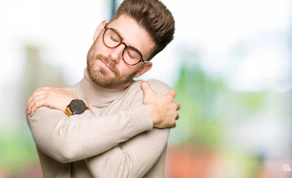 Joven Hombre Negocios Guapo Con Gafas Abrazarse Feliz Positivo Sonriendo — Foto de Stock