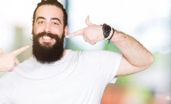 Joven Hipster Hombre Con Pelo Largo Barba Usando Casual Camiseta — Foto de Stock