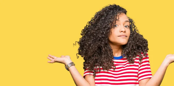 Giovane Bella Donna Con Capelli Ricci Indossa Strisce Shirt Espressione — Foto Stock