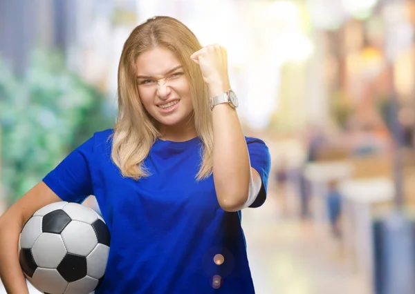 Junge Kaukasische Frau Hält Fußball Über Isoliertem Hintergrund Genervt Und — Stockfoto