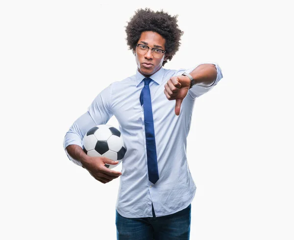Afro Amerikanischer Manager Hält Fußballball Über Isoliertem Hintergrund Mit Wütendem — Stockfoto