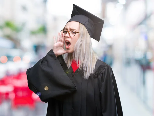 Mladá Blond Žena Nosí Postgraduální Uniforma Izolované Pozadí Křičí Ječí — Stock fotografie